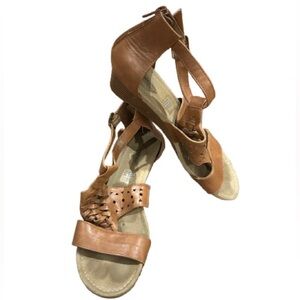 St. john’s Bay Women's Tan Wedge Sandals with zipper for easy access Size 7.5